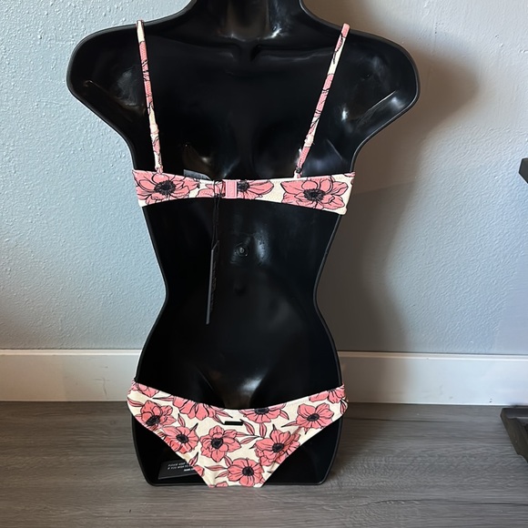 Floral velvet with normal bottom swimsuit set. - Picture 2 of 14